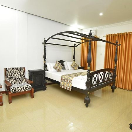 Hotel Queensbury Malabe カドゥウェラ エクステリア 写真