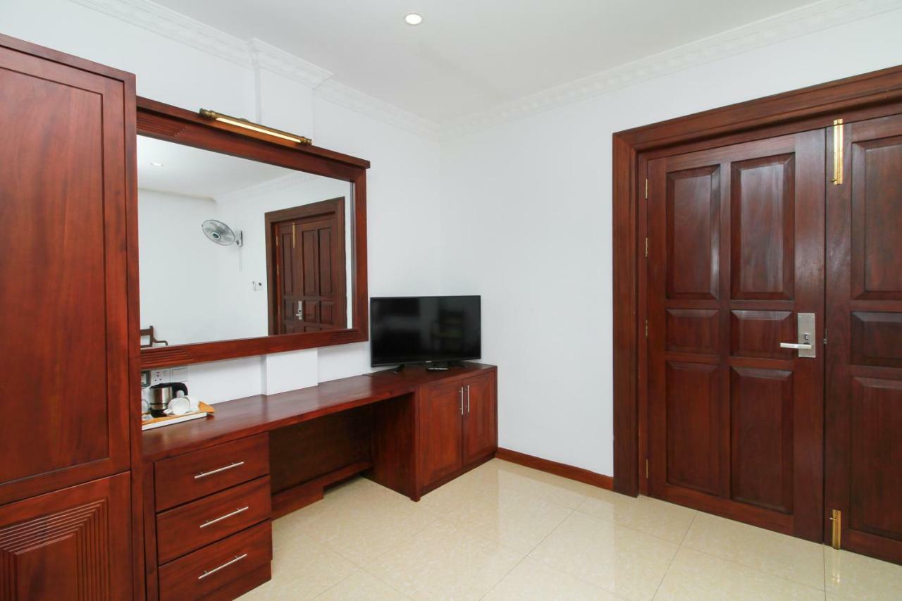 Hotel Queensbury Malabe カドゥウェラ エクステリア 写真