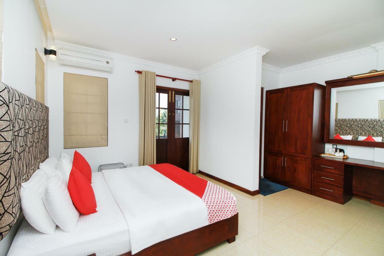 Hotel Queensbury Malabe カドゥウェラ エクステリア 写真